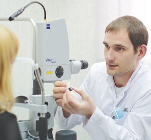 врач-офтальмохирург Андрей Викторович ЛОХМАН, специалист клиники современной офтальмологии «БЕРЕГ»